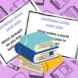 Può includere: Immagine di tre libri impilati con copertine blu, blu navy e gialle. Due carte con il testo "DYSTOPIAN NOVEL BOOK CLUB" sono sullo sfondo, con domande sulla distopia. Lo sfondo presenta un motivo di libri ripetuto.