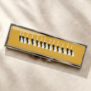 Pillendoosje rode kroonkraan: medicijncontainer, wekelijkse 7-daagse organizer, vitaminehouder, snuisterijdoosje