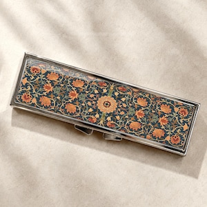 Estuche para pastillas William Morris color verde azulado oscuro con estampado floral, organizador semanal de 7 días, soporte para vitaminas y caja de baratijas.