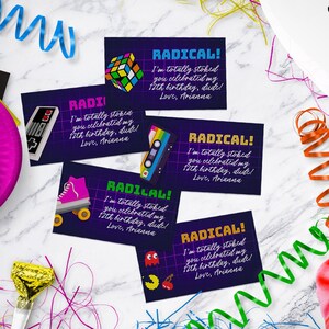 Può includere: Cinque biglietti di compleanno a tema anni '80 con colori e grafica al neon. Le carte dicono "Radical!" e "Sono totalmente emozionato che tu abbia festeggiato il mio quinto compleanno, amico! Con affetto, Arienne".