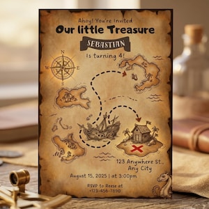 Puede incluir: Invitación estilo pergamino envejecido con diseño de mapa del tesoro. El texto dice "Ahoy! You're Invited, Our little Treasure, Sebastian is turning 4!". Incluye una rosa de los vientos, un barco y una isla con una X.