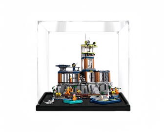 Puede incluir: Un set de Lego de una torre de vigilancia costera con una base negra, exhibido en una vitrina de acrílico transparente.