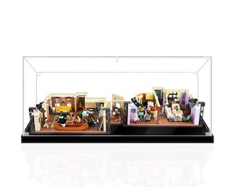 Può includere: Una teca in acrilico trasparente con una base nera, che mostra una replica dettagliata LEGO dell'iconico appartamento della serie televisiva "Friends". Il set include figure in miniatura dei sei personaggi principali e vari oggetti di scena dello show, come il divano arancione, la porta viola e il tavolino da caffè iconico.