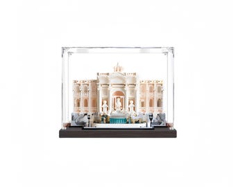 Puede incluir: Un modelo Lego de la Fontana de Trevi en Roma, Italia, en blanco y beige, exhibido en una vitrina de acrílico transparente con una base marrón oscuro.