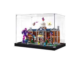 Può includere: Un modello LEGO della Scuola di Xavier per Giovani Dotati, con un edificio costruito con mattoncini con una facciata blu e bianca, un tetto marrone e un grande cortile aperto. Il modello include minifigure di Professor X, Magneto, Ciclope, Jean Grey, Tempesta, Wolverine, Bestia e altri personaggi degli X-Men. Il modello è esposto in una teca di acrilico trasparente con una base nera.