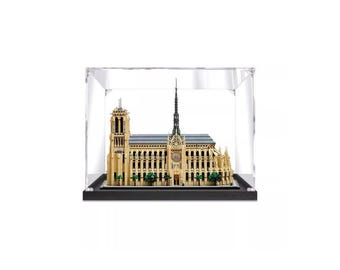 Puede incluir: Una vitrina de acrílico transparente con una base negra, que muestra una maqueta detallada de LEGO de la Catedral de Notre Dame. El modelo está hecho de ladrillos LEGO de color beige y gris y presenta detalles intrincados, incluidas las icónicas torres y las vidrieras.