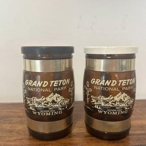"Vintage Siesta Ware ""Grand Teton National Park"" Bierkrüge / Salz- und Pfefferstreuer."