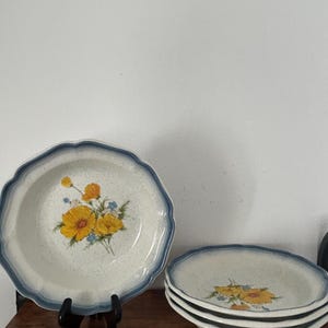 Vintage Mikasa COUNTRY CLUB Amy 503 8,5 &quot;Schüssel Gelbe Mohnblumen-Blauer Rand Viererset Floral