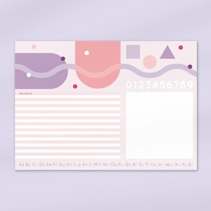 Könnte beinhalten: Eine rosa und lila bedruckbare Planerseite mit geometrischen Formen, den Zahlen 0-9 und dem Alphabet. Die Seite hat einen rosa und weißen gestreiften Abschnitt zum Schreiben.
