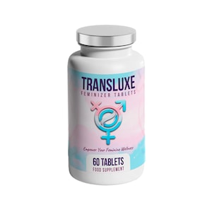 Może przedstawiać: Biała plastikowa butelka ze srebrną nakrętką zawierająca 60 tabletek. Etykieta zawiera napis TRANSLUXE FEMINIZER TABLETS, ikonę symbolu płci oraz frazę Empower Your Feminine Wellness na tle w kolorach delikatnego różu i błękitu.