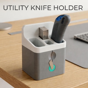 Puede incluir: Un juego de tres tazas de cerámica con un acabado mate moteado. Las tazas son en tonos crema, gris claro y gris oscuro. Cada taza tiene un diseño simple y minimalista.