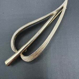 Vintage Sarah Coventry Large Textured Gold Tone Leaf Brooch Pin