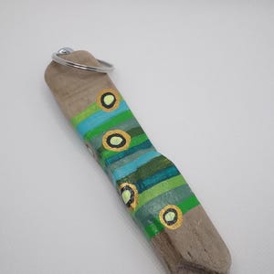 Langer, handbemalter Schlüsselanhänger aus recyceltem Treibholz