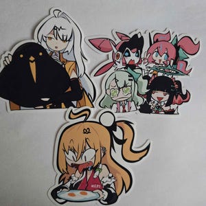 Peut inclure: Ensemble d'autocollants de style anime avec divers personnages. Les autocollants présentent des designs colorés, notamment des personnages aux longs cheveux blancs, roses et verts. Un personnage tient une figurine noire en forme d'oiseau.