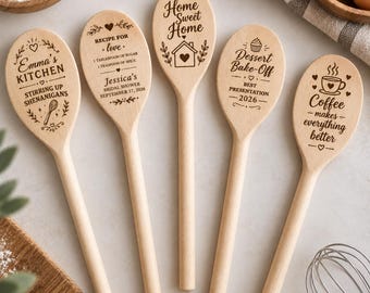 Könnte beinhalten: Fünf helle Holzlöffel mit lasergravierten Texten und Grafiken. Die Löffel zeigen verschiedene Designs, darunter "Emma's KITCHEN", "RECIPE FOR love", "Home Sweet Home", "Dessert Bake-Off" und "Coffee makes everything better" mit dekorativen Herzen.