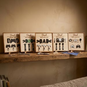 Cadeau personnalisé pour papa avec noms d'enfants, enseigne outil Built with Love, cadeau père personnalisé, art mural papa bricoleur, décoration d'atelier, plaque en bois 3D