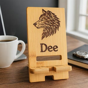 Spersonalizowany stojak na telefon z motywem wilka, grawerowany drewniany organizer na biurko