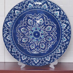 青い花の装飾陶器皿直径31㎝　陶器 トルコ キュタフヤ陶器　絵皿　ハンドメイド 青い花の装飾陶器皿直径31㎝ 陶器 トルコ キュタフヤ陶器 絵皿