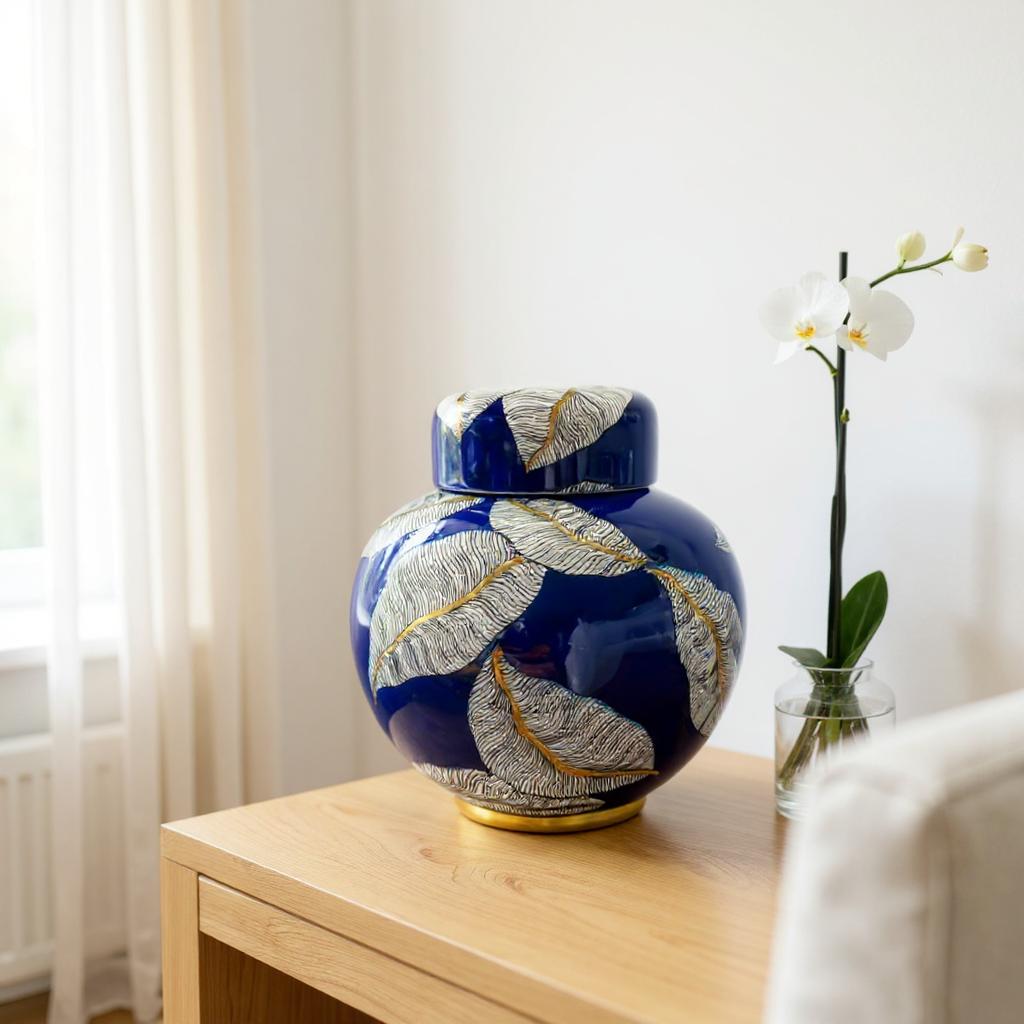 青い陶器の壺 金箔装飾 青い陶器の壺 金箔装飾 青い陶器の壺