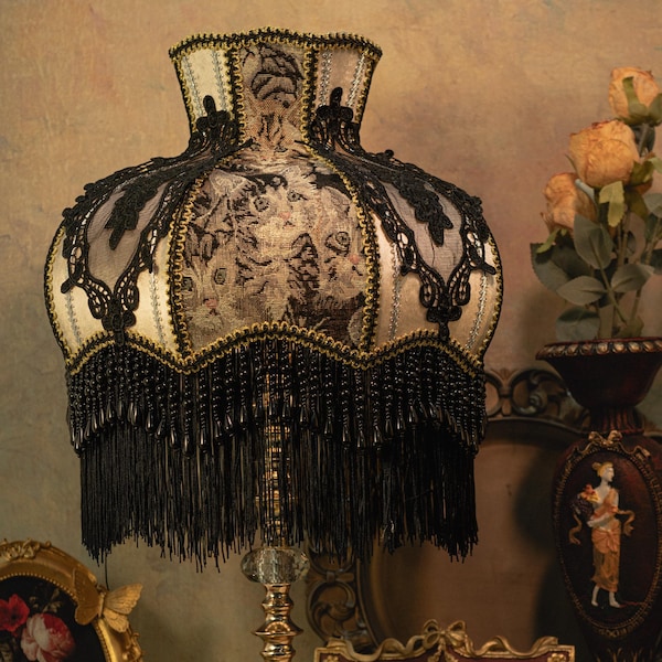 Gothic schwarze Spitze 'Royal Cat' Lampenschirm – Handgemachte Französische Vintage Tischlampe mit Samt & Kristallfransen für Dark Academia, Schlafzimmer