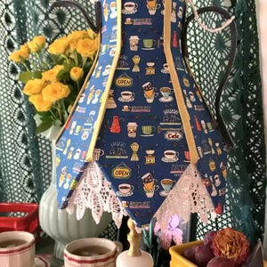 Handgefertigte Alice im Wunderland Teekannenlampe / Cottagecore Kinderzimmer Dekor