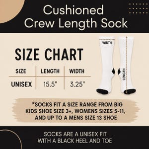 Puede incluir: Una tabla de tallas para calcetines acolchados de corte medio con tal&oacute;n y puntera negros. La tabla muestra una longitud de 39,37 cm y una anchura de 8,26 cm. El texto indica que los calcetines se ajustan a tallas de ni&ntilde;o grande desde 3.