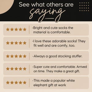 Puede incluir: Una pantalla gr&aacute;fica titulada See what others are saying que presenta cinco filas de cinco estrellas doradas. Cada fila incluye una rese&ntilde;a de cliente sobre calcetines, mencionando comodidad, ajuste y regalo, con texto como Bright and cute socks.