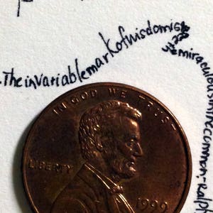 Może przedstawiać: Miedziany amerykański cent z 1999 roku z napisem "IN GOD WE TRUST" i "LIBERTY". Na awersie monety znajduje się wizerunek Abrahama Lincolna.