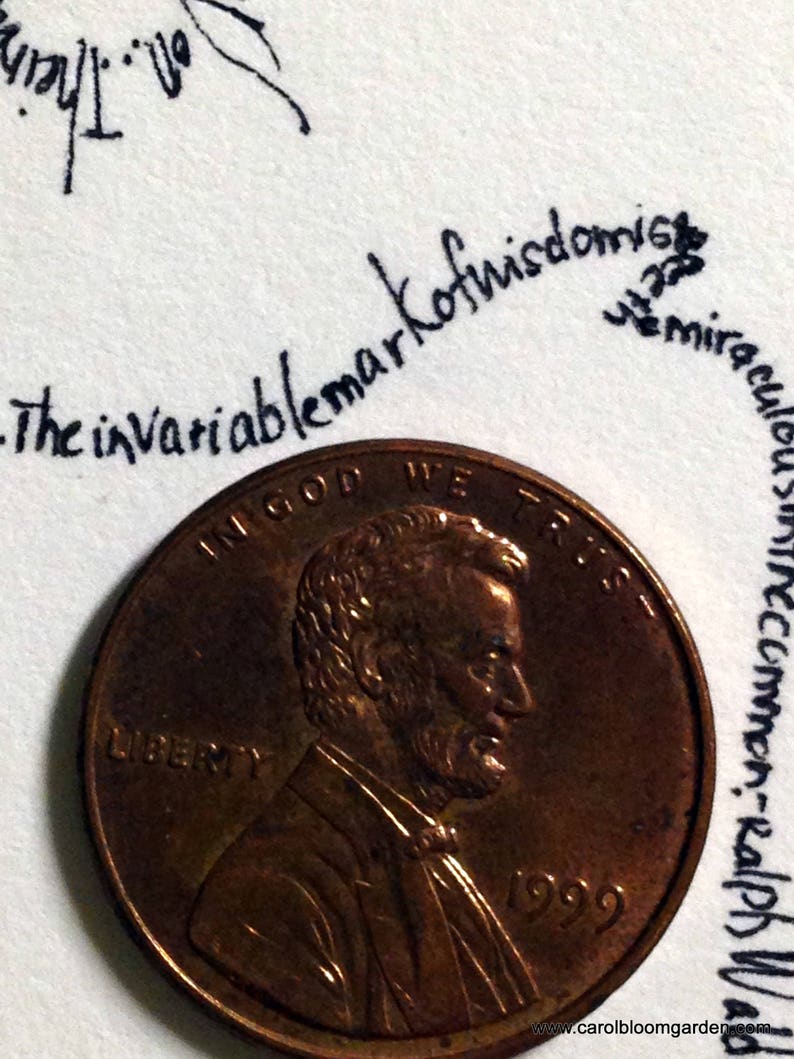 Może przedstawiać: Miedziany amerykański cent z 1999 roku z napisem "IN GOD WE TRUST" i "LIBERTY". Na awersie monety znajduje się wizerunek Abrahama Lincolna.