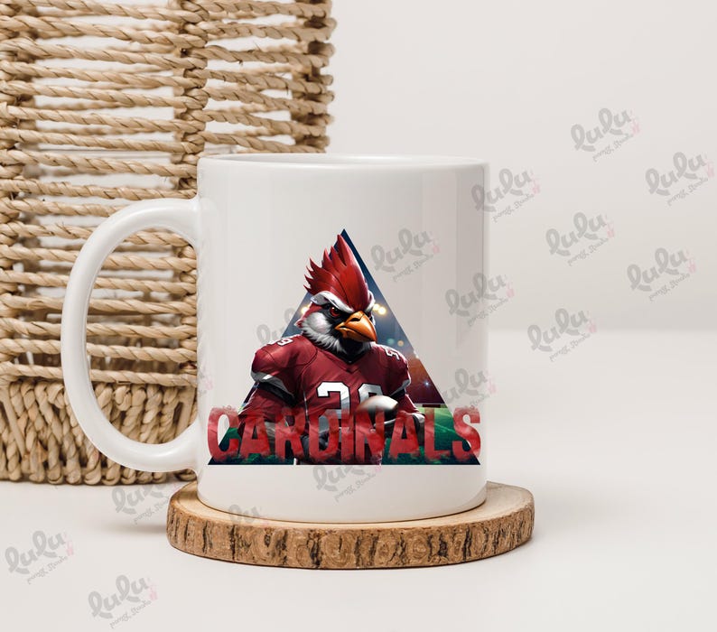 Pu&ograve; includere: Tazza da caff&egrave; in ceramica bianca con un design rosso, bianco e blu con un cardinale dei cartoni animati che indossa una divisa da football. Il testo "CARDINALS" &egrave; stampato sulla tazza.