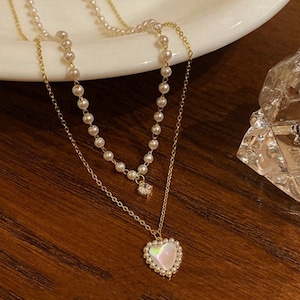 Élégant collier double épaisseur à pendentif coeur avec fausses perles et zircons cubiques
