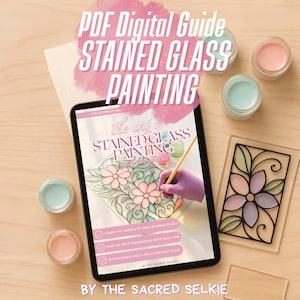 Peut inclure: Une tablette affiche un guide numérique pour la peinture sur verre, entourée de pots de peinture et d'un exemple de vitrail. Le guide est intitulé "The Art of Stained Glass Painting". L'image comprend le texte "PDF Digital Guide STAINED GLASS PAINTING".