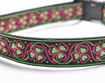 Könnte beinhalten: Schwarzes Hundehalsband mit einem Kleeblatt-Muster in Grün und Rot.