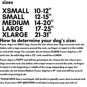 Może przedstawiać: Czarno-biała tabela rozmiar&oacute;w obroży dla ps&oacute;w zawierająca rozmiary XSMALL 10-12", SMALL 12-15", MEDIUM 14-20", LARGE 17-25" oraz XLARGE 21-31". Tekst zawiera instrukcje dotyczące określania obwodu szyi psa dla dorosłych ps&oacute;w i szczeniąt.