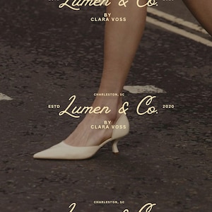 Könnte beinhalten: Ein Paar cremefarbene Pumps mit spitzer Zehenpartie, niedrigem Pfennigabsatz und seitlichem Ausschnitt. Der Text "ESTD Lumen & Co. 2020 CHARLESTON, SC BY CLARA VOSS" ist in goldener Schrift über die Bildmitte gelegt.