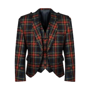 Puede incluir: Un traje de tres piezas a cuadros con un patrón tartán clásico. La chaqueta, el chaleco y el pantalón presentan una combinación de colores rojo, negro, azul y amarillo. La chaqueta tiene solapas con muescas, bolsillos con solapa y cierres de botón. El chaleco tiene cuello en V y botones.