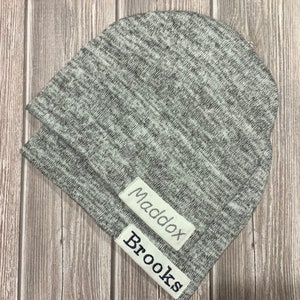 Newborn slouch beanie in blended light gray/white sweater knit White with navy name
