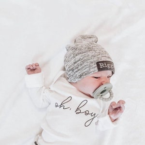 Newborn slouch beanie in blended light gray/white sweater knit