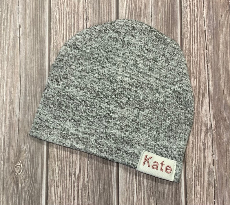 Newborn slouch beanie in blended light gray/white sweater knit White with pink name