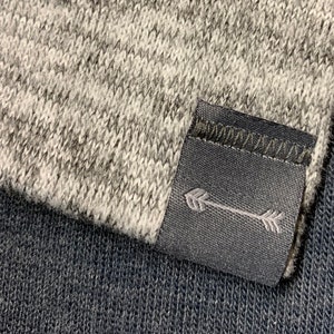 Newborn slouch beanie in blended light gray/white sweater knit Basic w/ arrow logo