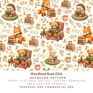 Può includere: Un motivo senza giunture con animali del bosco tra cui ricci, volpi, orsi e conigli che leggono libri. Il design include pile di libri, tazze rosa, occhiali, lampade ed elementi floreali su sfondo crema. Il testo recita Woodland Book Club.