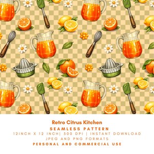 Può includere: Un motivo senza cuciture con un tema retrò della cucina agrumata. Il design include brocche di succo d'arancia, arance, limoni, margherite, fruste, spremiagrumi e spatole. Il motivo è su uno sfondo a scacchi. Il testo dice "Retro Citrus Kitchen".