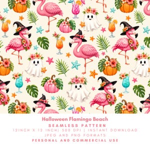 Op de afbeelding: Een naadloos patroon met roze flamingo's met heksenhoeden en bloemenslingers, lachende geesten, pompoenen, cocktails en zeesterren. Tropische bladeren en de tekst "Halloween Flamingo Beach". Het patroon is 30,48 cm x 30,48 cm groot.