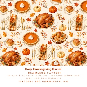 Peut inclure: Un motif répétitif représentant des éléments de dîner de Thanksgiving, incluant des dindes rôties sur des plats, des tartes à la citrouille avec de la crème fouettée, des petits pains, des citrouilles et des serviettes à carreaux orange.