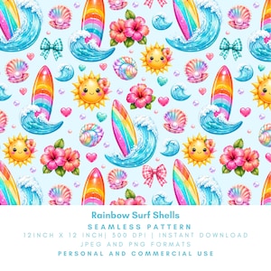 Op de afbeelding: Een naadloos patroon met regenboog surfplanken, oceaangolven, schelpen, lachende zonnen, hibiscusbloemen en strikken op een lichtblauwe achtergrond. Het patroon bevat de tekst "Rainbow Surf Shells". Het ontwerp is 30,48 cm bij 30,48 cm.