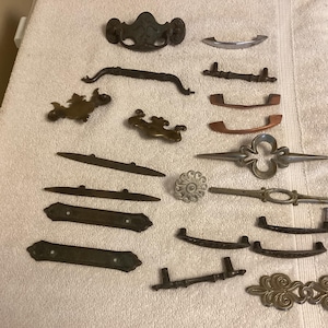 Estate find lot of 20 pieces of assorted antique used furniture hardware, lot  5
