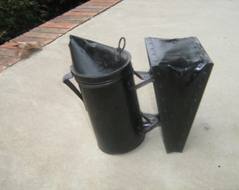 Vintage 1930-40s beekeeper honey bee smoker " Kelly smoke cloud " Walter T. Kelly mfg. of bee supplies U.S.A. Paducah Kentucky