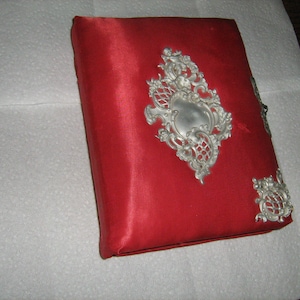 Antique 1800s victorian photo album red velvet cover working brass clasps with  20 cabinet photo&#39;s