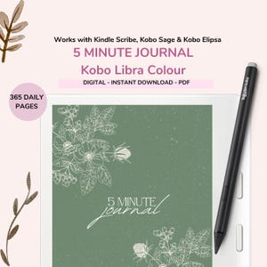 Op de afbeelding: Digitale 5 minuten dagboek voor Kobo Libra Colour, compatibel met Kindle Scribe, Kobo Sage & Kobo Elipsa. Het dagboek heeft 365 dagelijkse pagina's. De cover is groen met witte bloemenillustraties en de tekst "5 Minute Journal". Een zwarte stylus is ook zichtbaar.