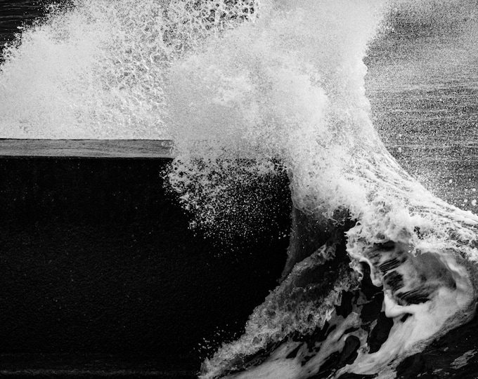 Dramatic Wave – Black & White Ocean Photo Download